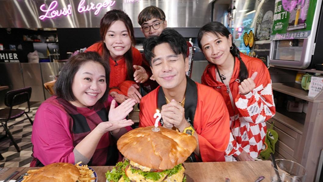 郭彥均歡度41歲生日！「巨無霸漢堡蛋糕」超驚喜　鍾欣凌感性告白