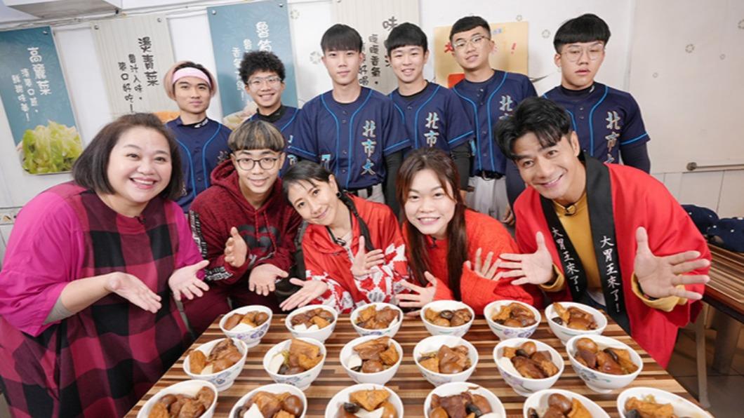 整桌的腿庫飯讓大胃王超滿足。(圖/緯來提供)
