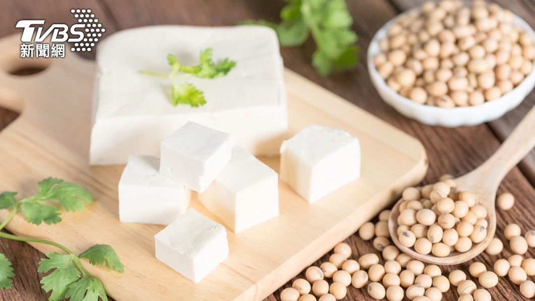 「百頁豆腐」的加工程度高，熱量是盒裝嫩豆腐的3倍。（示意圖／shutterstock達志影像）