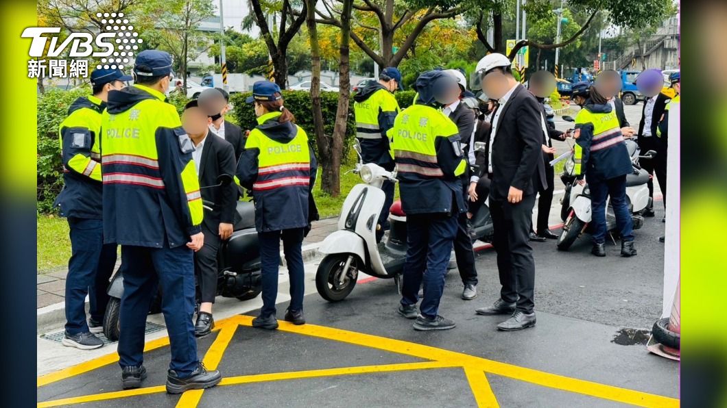 警方在殯儀館周遭盤查攔檢。（圖／TVBS）