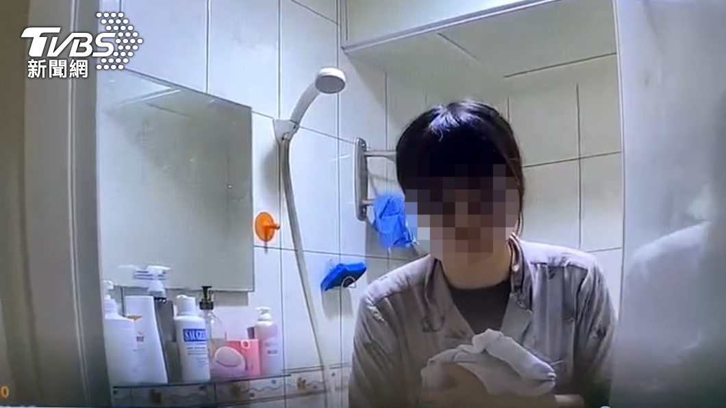 曹小姐在塑膠門上挖洞呼叫外頭的手機Siri,才能順利撥打緊急電話。(圖/TVBS)