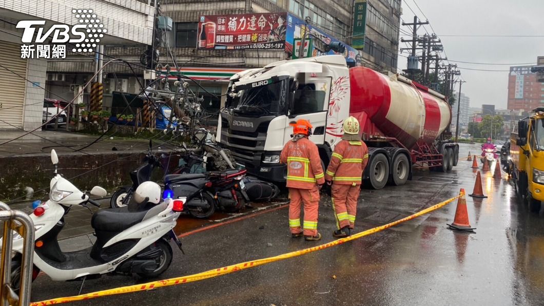 快訊／駕駛疑恍神　曳引車撞斷電線桿台電搶修中
