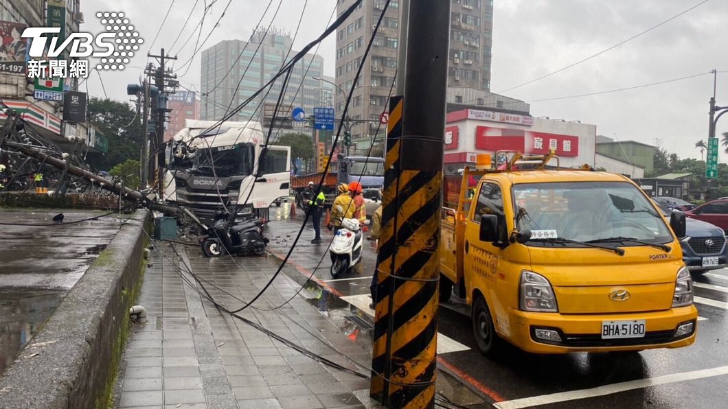 曳引車撞斷電線桿，相關單位已到場搶修。（圖／TVBS）
