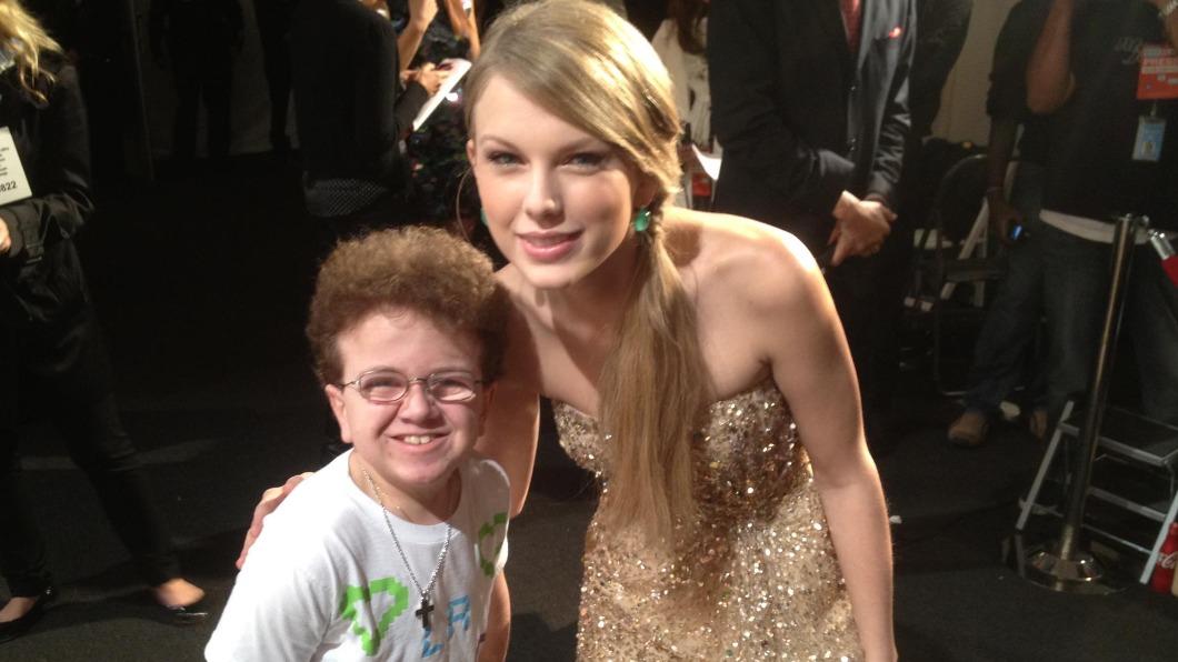 基南卡希兒曾在活動場合與美國天后泰勒絲（Taylor Swift）合影。（圖／翻攝自Keenan Cahill臉書）