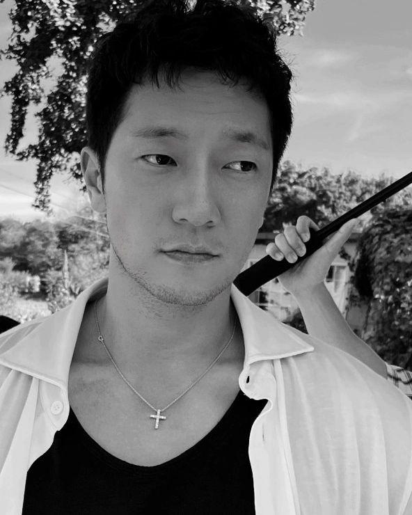 孫錫久單眼皮又有點頹廢的魅力讓他男女通殺。(圖/翻攝自孫錫久IG)
