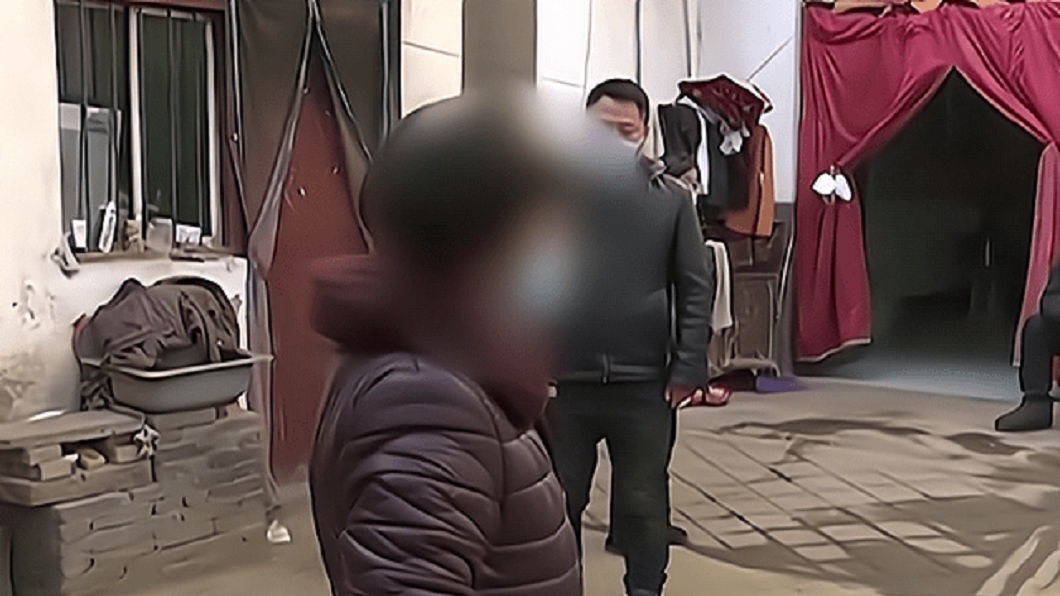 拒救女兒的行徑讓女子母親也氣炸大罵太冷血。(圖/翻攝自網易新聞)