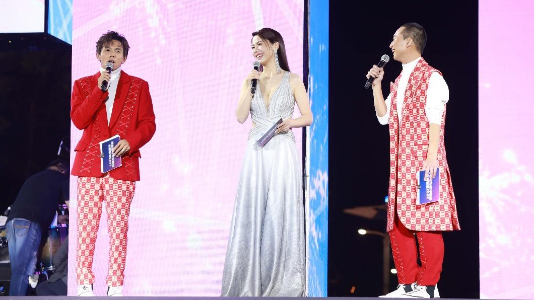 阿翔、白家綺、浩子主持高雄跨年。(圖/民視提供)