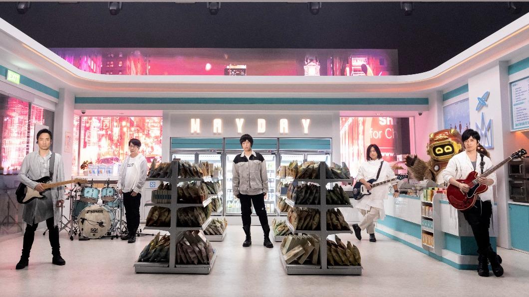 狠砸1.5億!五月天直播跨年20萬粉絲搶看 驚見超巨喵星人亂入