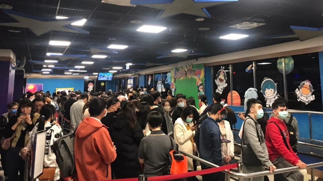 一堆人等摩天輪。(圖/義大世界提供)