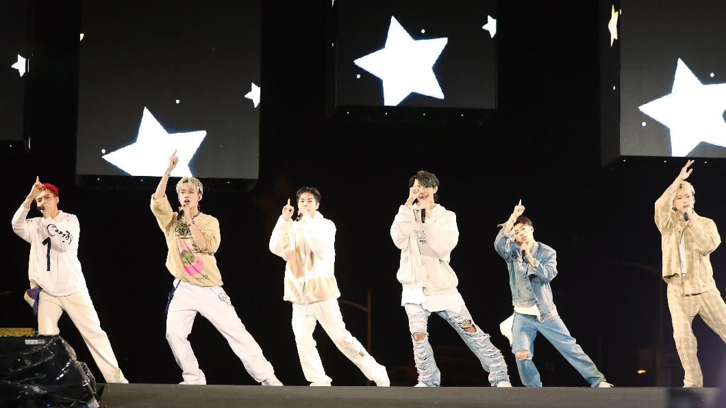 Ozone登台演唱。(圖/民視提供)