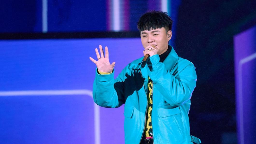 許富凱相當重視此次台北跨年演出,除了苦練唱功,造型也相當亮眼。(圖/凱聲影藝提供)