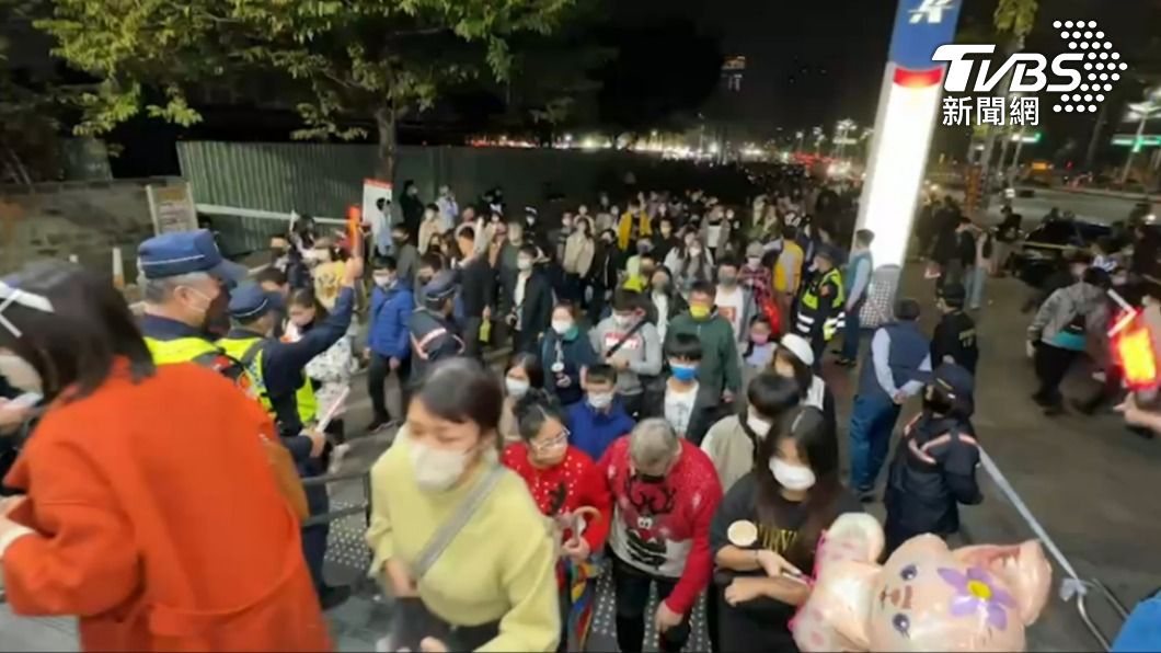 人潮陸續湧入捷運站。（圖／TVBS）