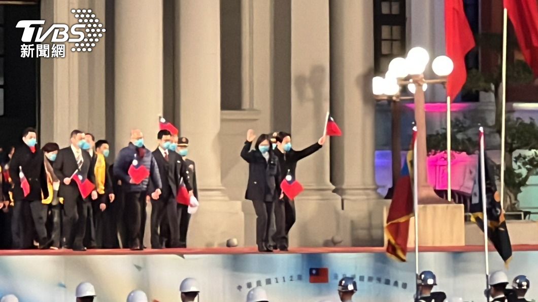 總統蔡英文與副總統賴清德上午6時27分左右步出總統府。（圖／方炳超攝）
