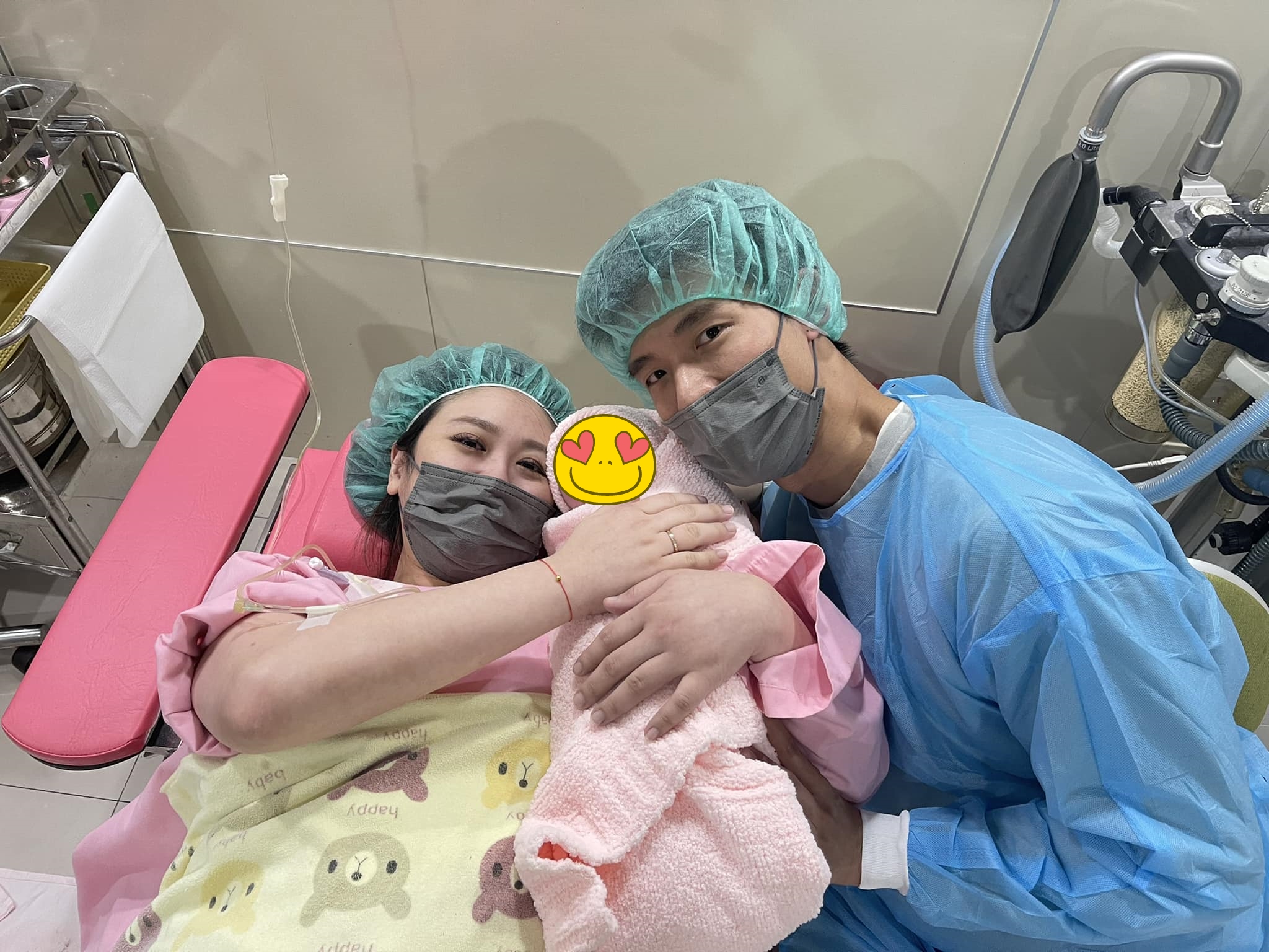 蔡允潔聖誕節產下女兒「小福星」。（圖經處理／翻攝自蔡允潔臉書）