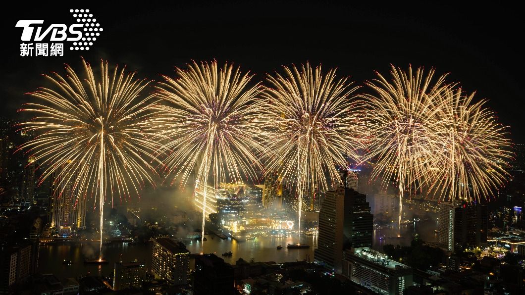 泰國曼谷的新年慶祝活動,煙花在湄南河上空綻放。(圖/達志影像美聯社)