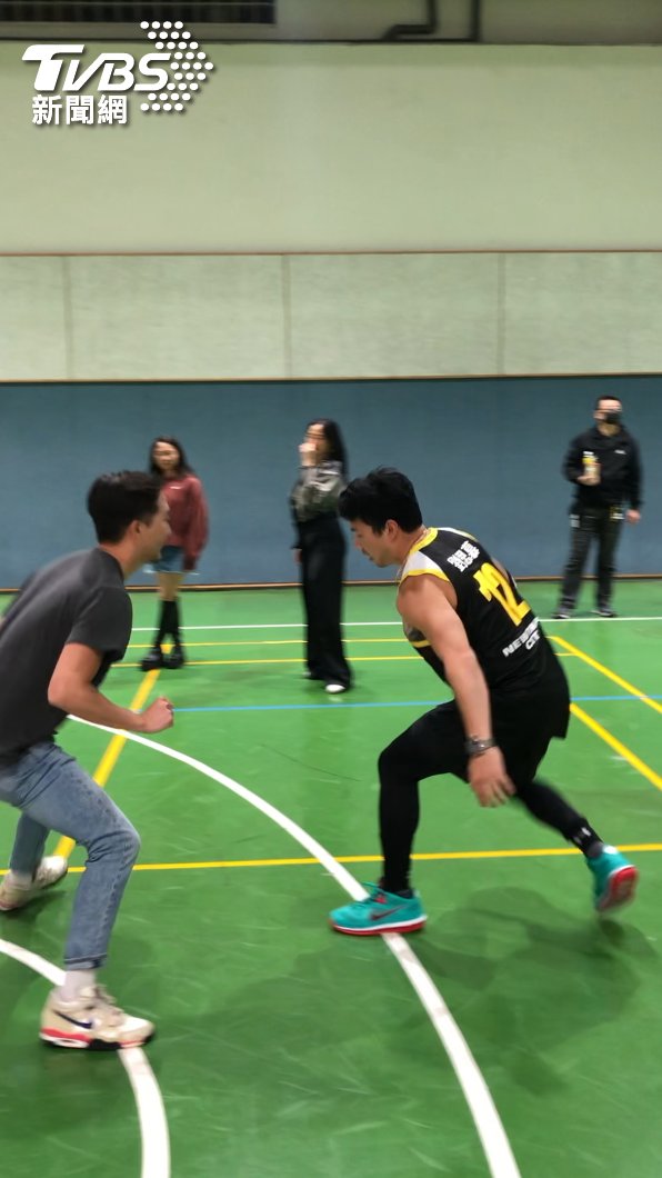 劉思慕與友人切磋籃球。（圖／TVBS）