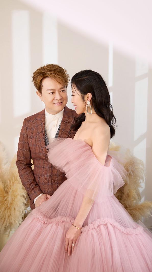 翁立友老婆手上的鑽戒相當大顆。(圖/豪記唱片提供)