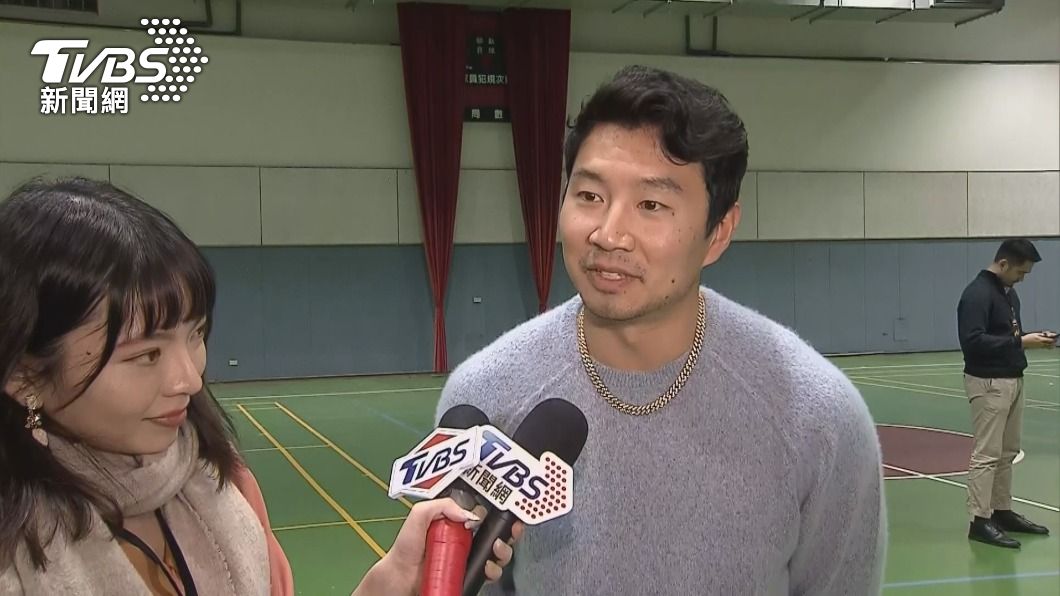 劉思慕用自身經驗鼓勵小衛星兒少。(圖/TVBS)