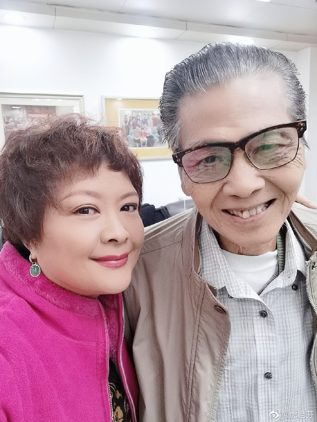 龔錦堂演過不少爸爸,女星虎艷芬也喊她一聲「老爸」。(圖/翻攝自微博)