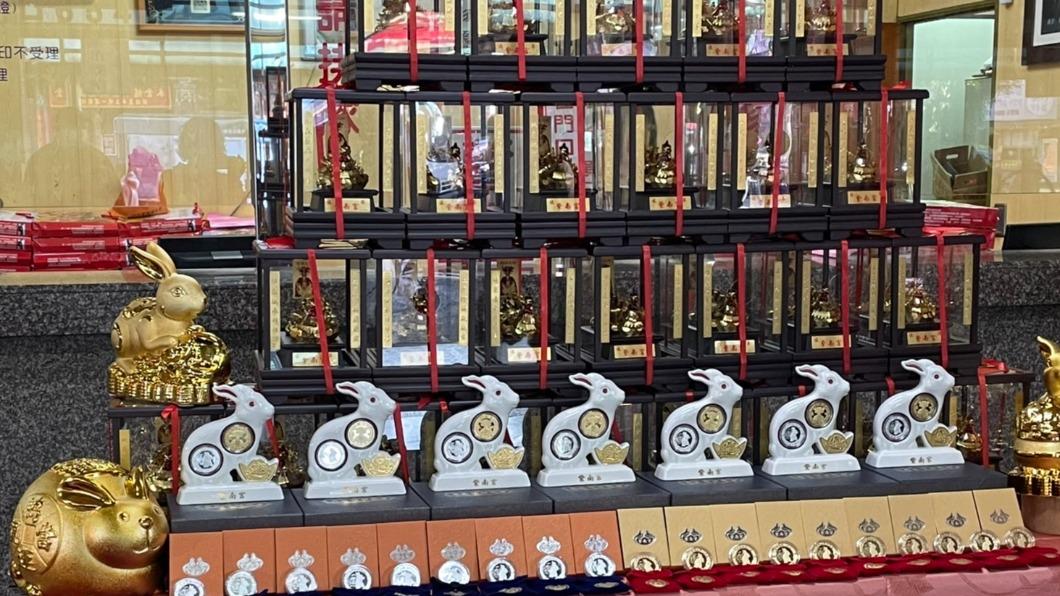 年初紫南宮發送兔年錢母,同樣吸引大批信眾熬夜排隊。(圖/翻攝紫南宮臉書)