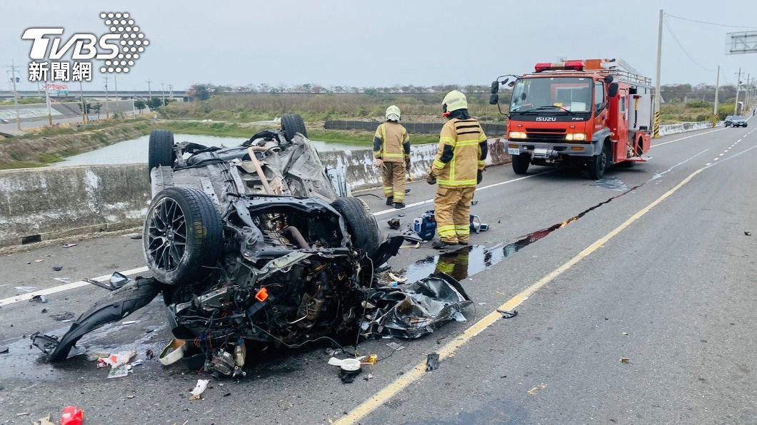 整車爛成廢鐵！台南重大車禍4人拋飛　2人無生命跡象