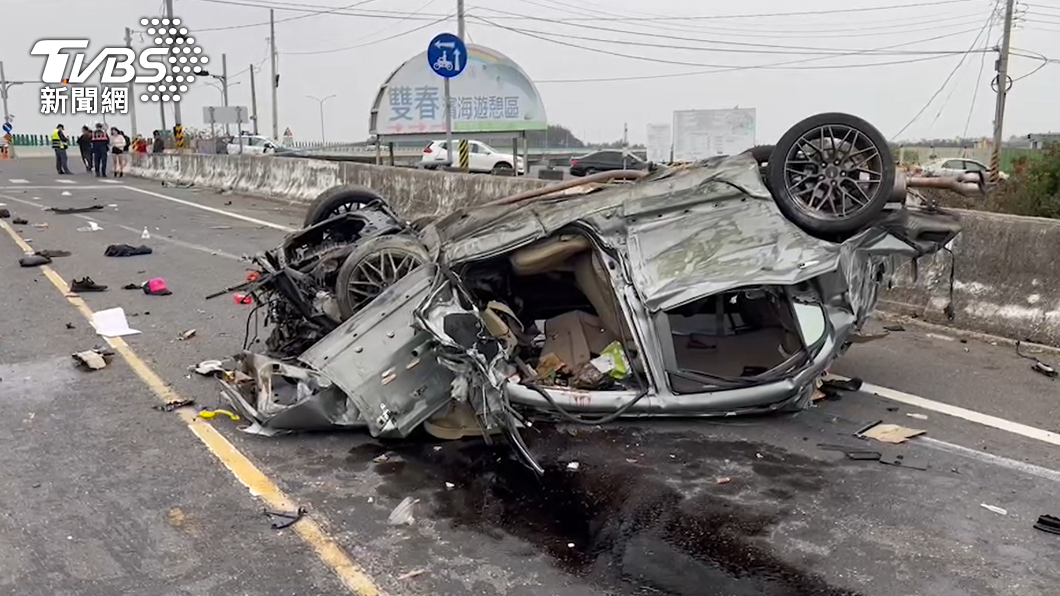 4人拋飛車外、其中2人無生命跡象。(圖/TVBS)