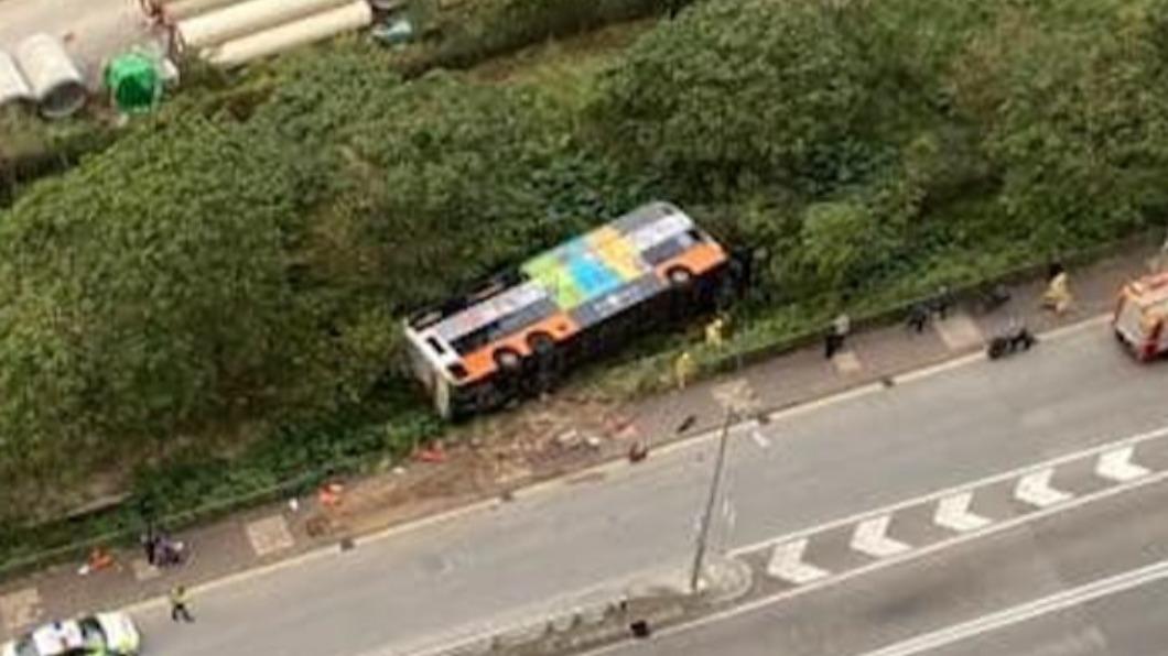 香港重大車禍!將軍澳康城路「公車側翻」多人受困 至少26傷