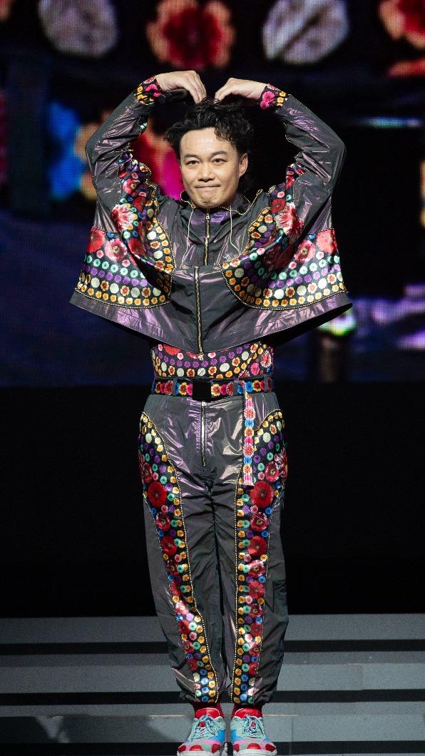 陳奕迅比出大愛心,向全場歌迷表達感謝。(圖/ESL Limited提供)