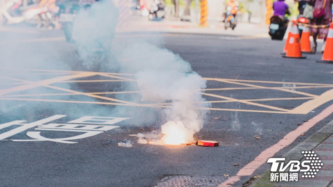 毛小孩可能被鞭炮聲嚇到不願意吃飯。（示意圖／shutterstock達志影像）