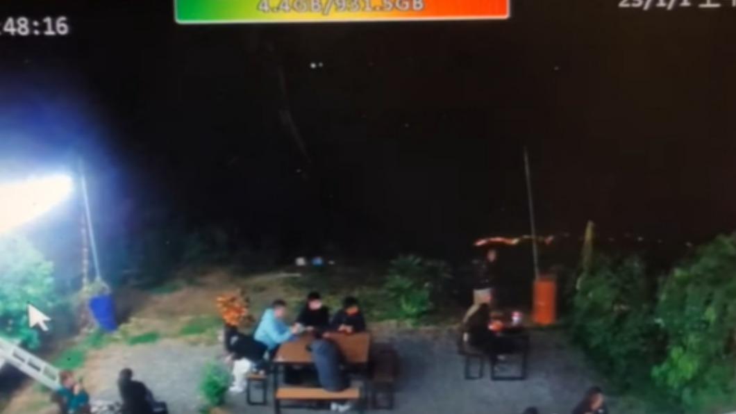 高空煙火衝進露天座位區。(圖/翻攝自小琉球聯盟)