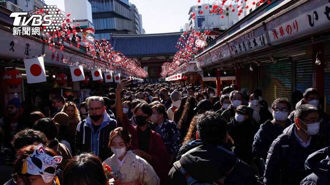 大批民眾湧入神社參拜，街道充滿人潮。（圖／達志影像路透社）