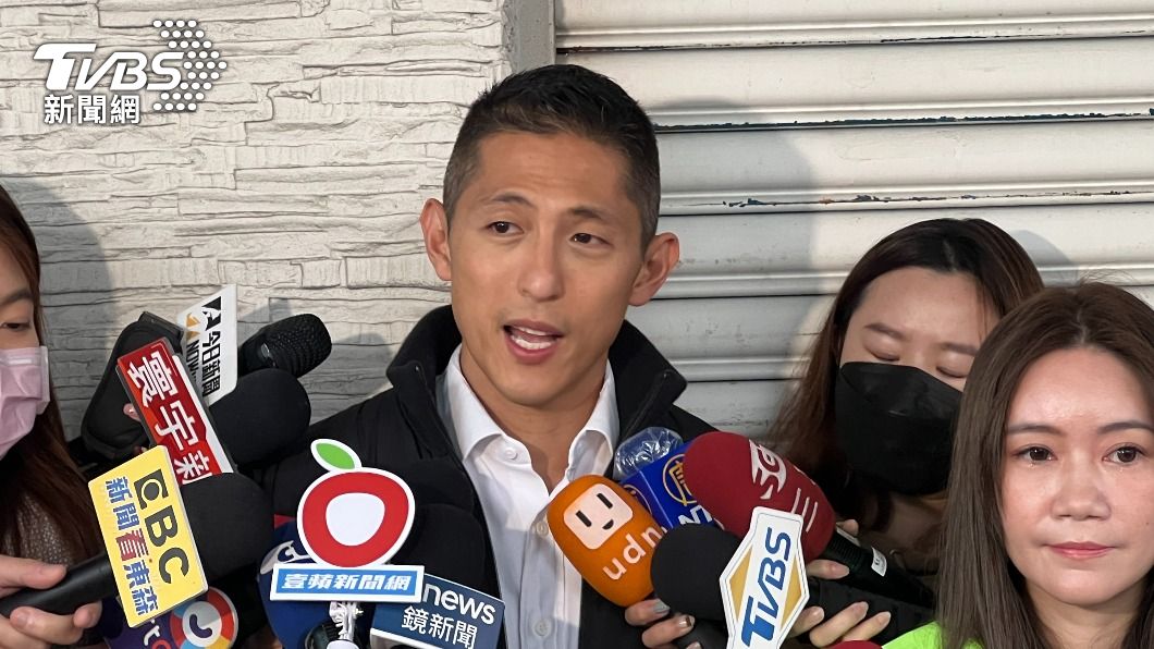 立委補選/王鴻薇忘帶身分證 吳怡農投票笑摸錢包:有帶!
