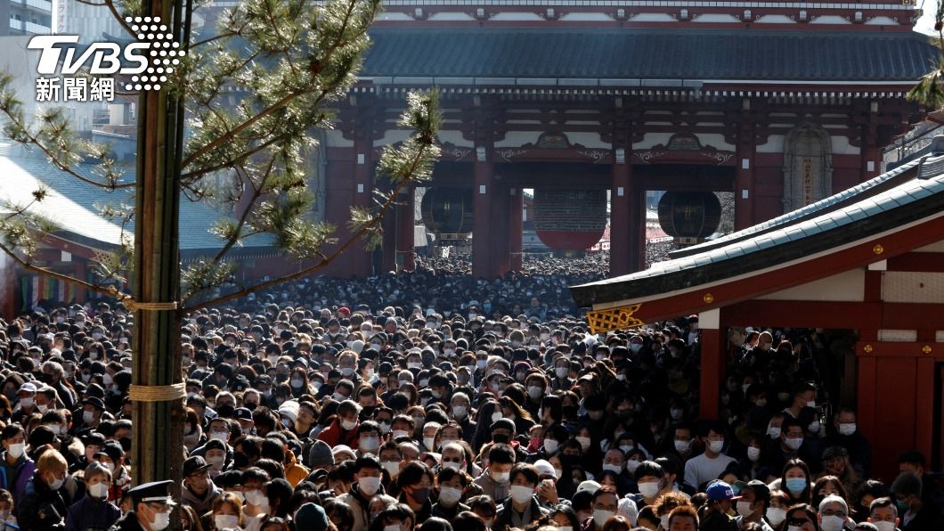 東京淺草寺前湧入大批民眾。（圖／達志影像路透社）
