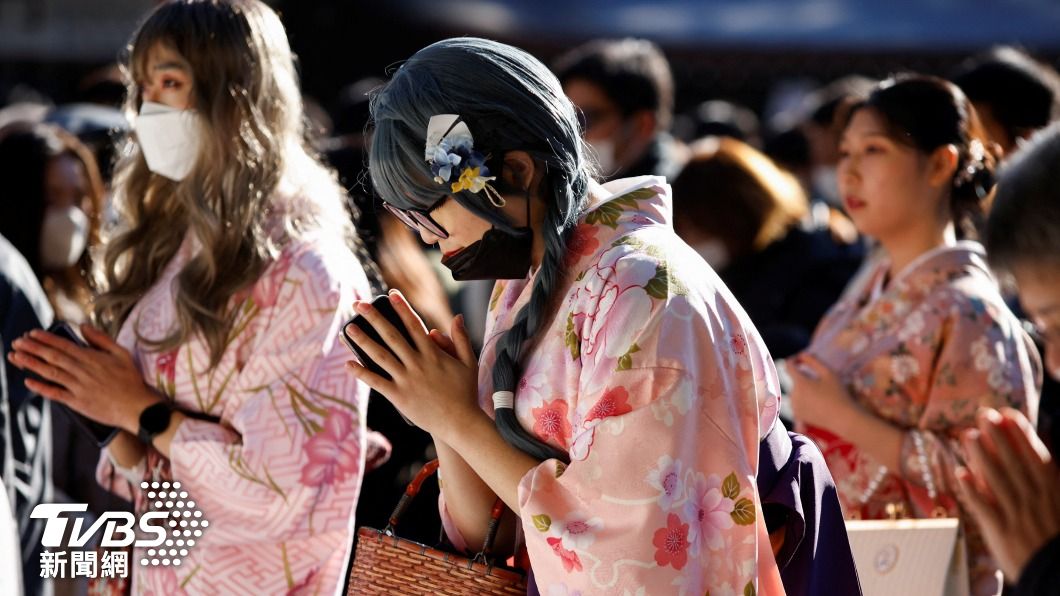 民眾穿著和服虔誠參拜。（圖／達志影像路透社）