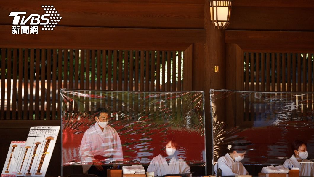 日本疫情嚴峻，神社工作人員不忘做好防疫相關措施。（圖／達志影像路透社）