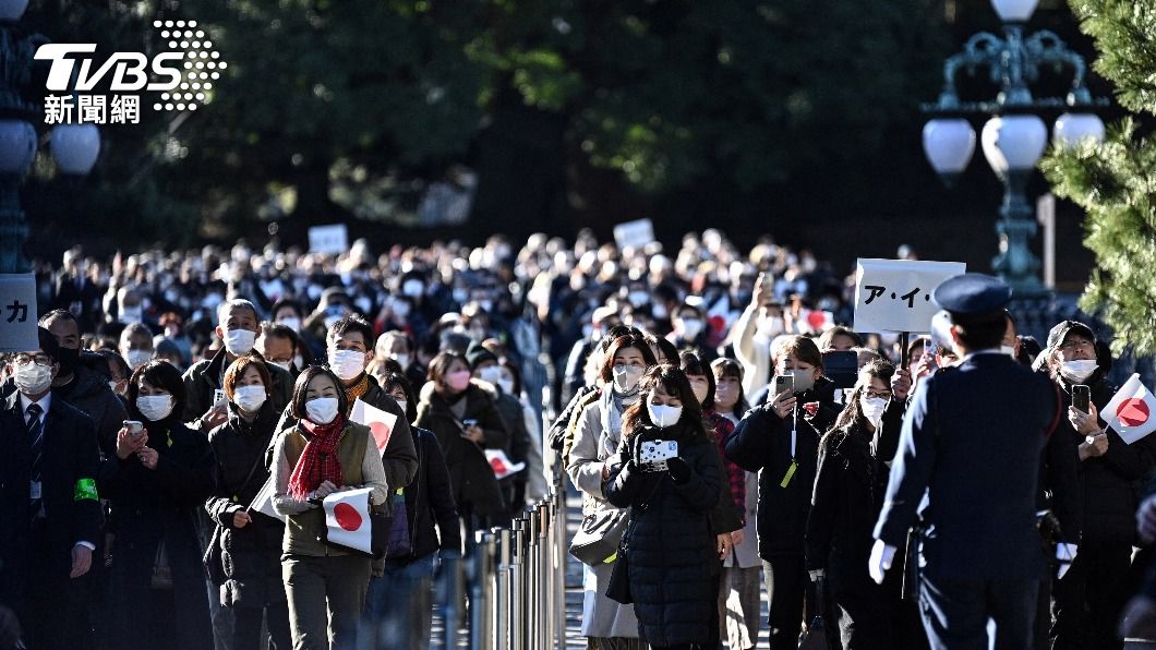 日本民眾湧入皇居參與皇室的新年祝賀。（圖／達志影像路透社）