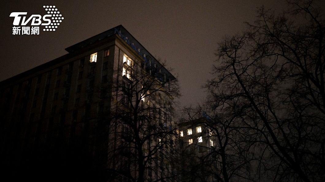 烏克蘭的城市許多電力基礎設施被毀，又在跨年夜不斷響起空襲警報。（圖／達志影像美聯社）