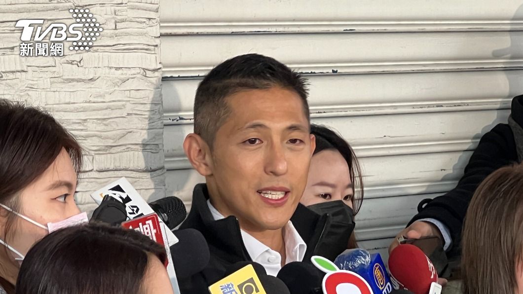 民進黨台北市立委補選候選人吳怡農今天啟動車隊掃街並受訪。(圖/方炳超攝)