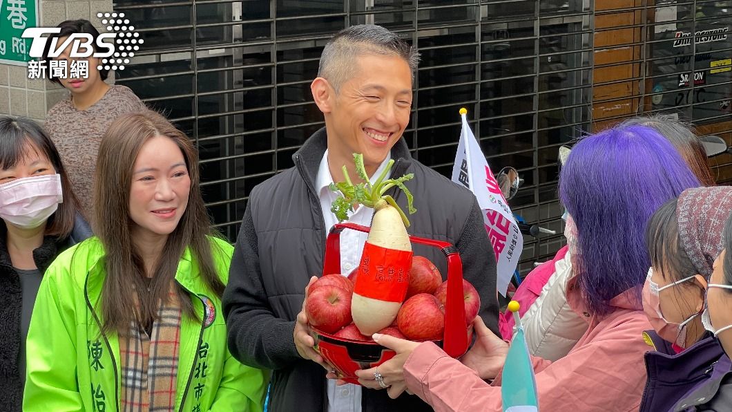 吳怡農啟動車隊掃街拜票，有民眾送上象徵平安的蘋果與好彩頭。（圖／方炳超攝）