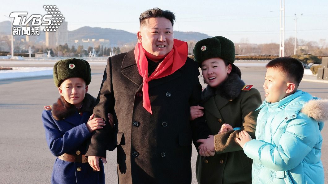 圖輯/金正恩秀慈愛訪朝鮮少年團 男童被摸頭卻是這個臉