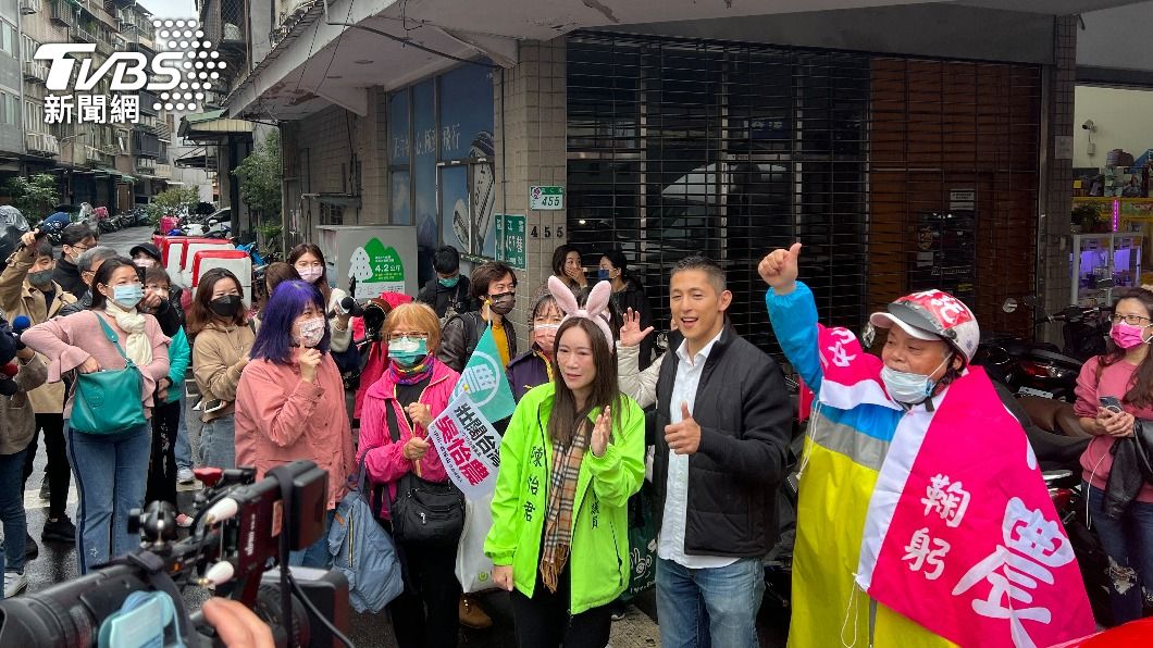 民進黨立委補選候選人吳怡農車隊掃街出發前，民眾熱烈為吳怡農加油。（圖／方炳超攝）