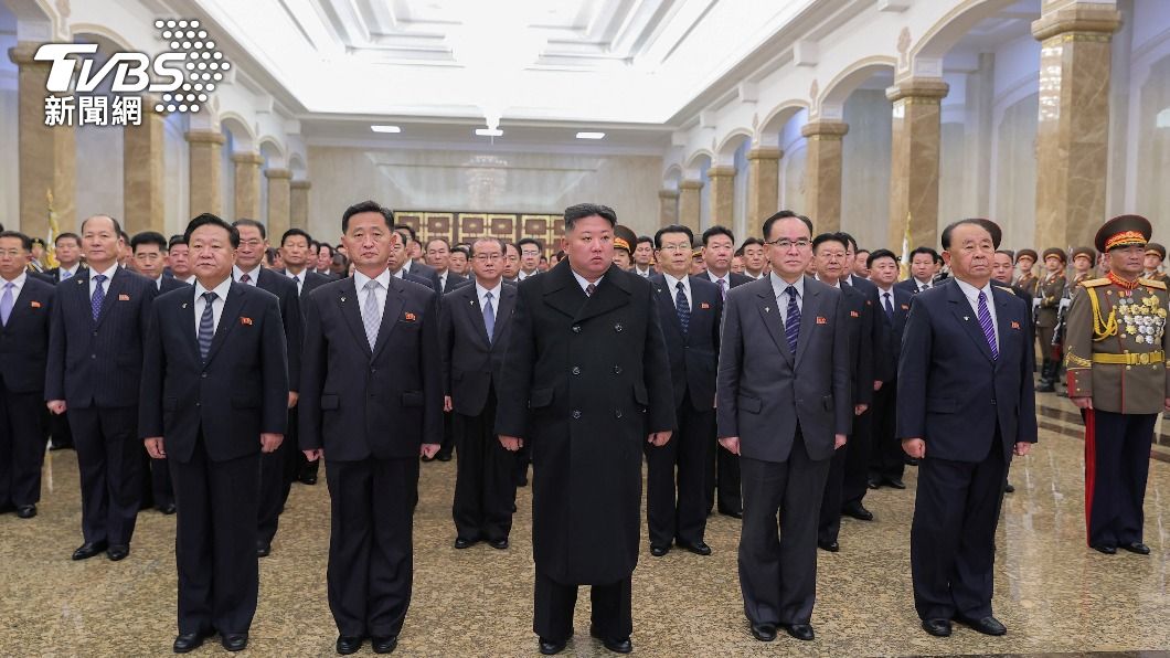 金正恩於元旦前往錦繡山太陽宮向祖父與父親致敬。(圖/達志影像路透社)
