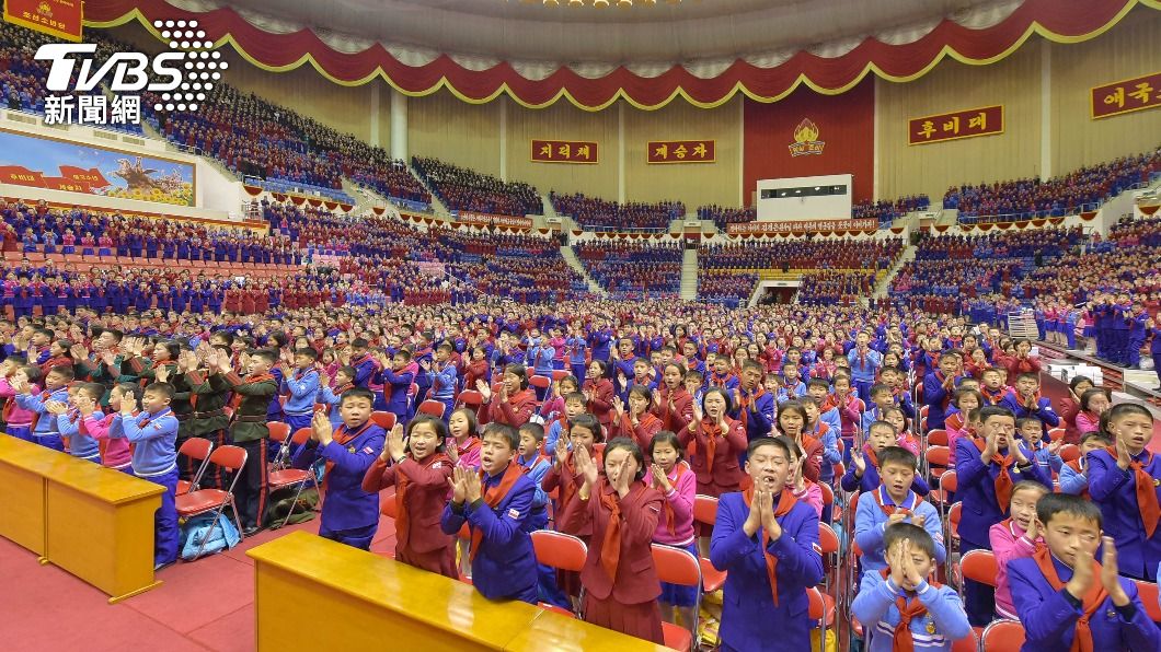 金正恩宣布將送給朝鮮少年團禮物,孩童拍手叫好。(圖/達志影像路透社)
