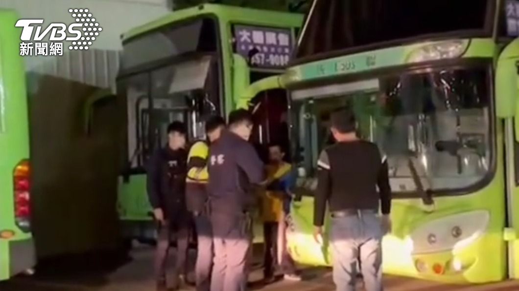 爸爸我被困在公車上! 12歲少年睡過頭求救 警助脫困