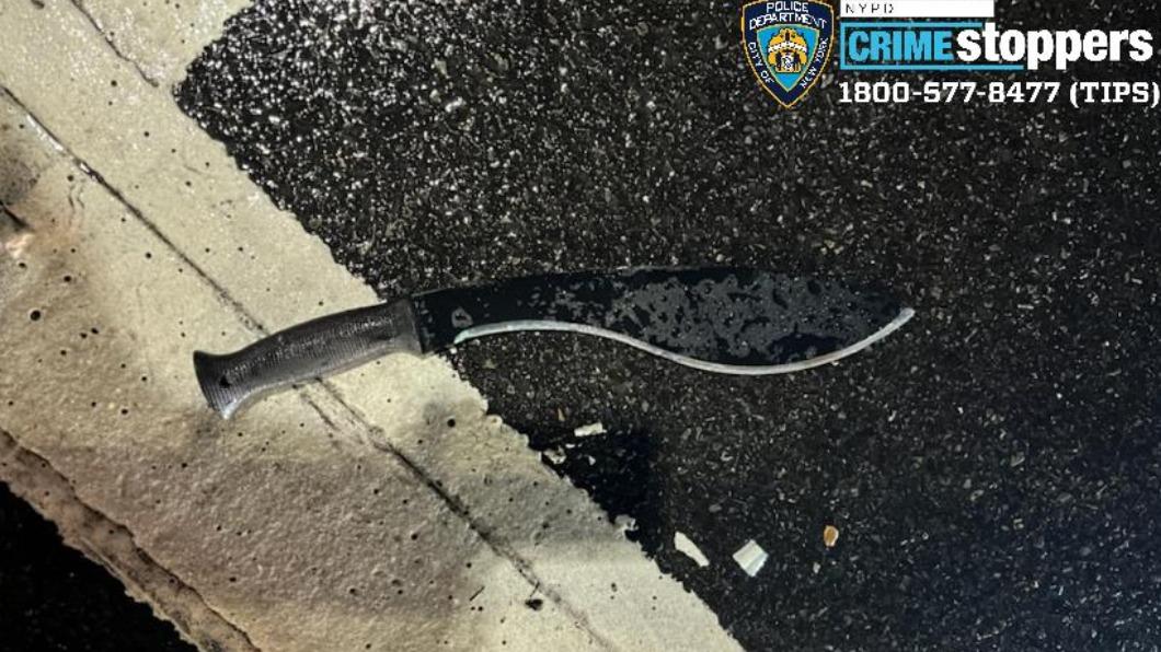 紐約警方公開嫌犯當天犯案使用的凶器。（圖／翻攝自 NYPD NEWS 推特 @NYPDnews）