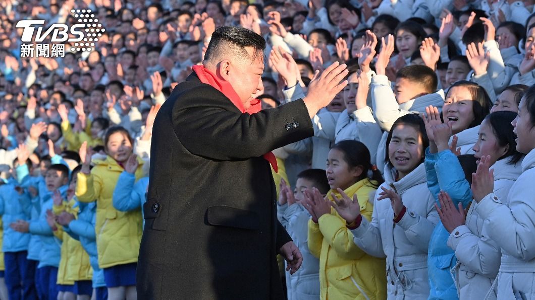 金正恩開心的與少年團成員揮手。(圖/達志影像路透社)