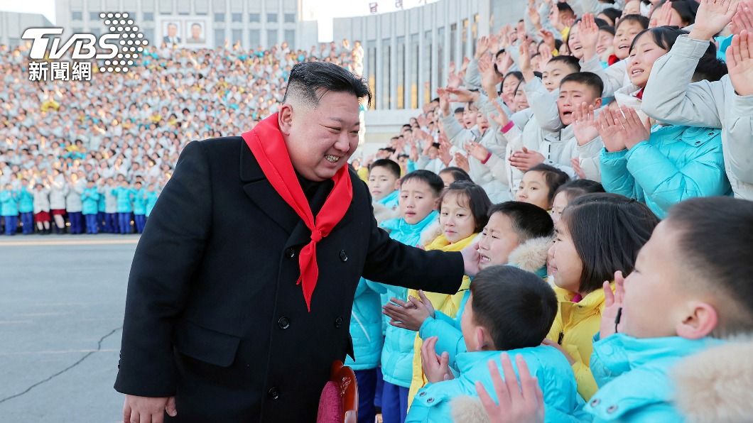 金正恩撫摸著孩童臉頰。(圖/達志影像路透社)