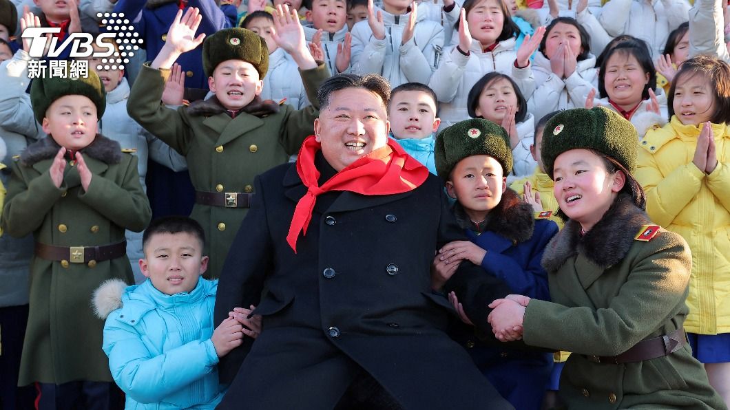 金正恩與朝鮮少年團合照,部分孩童表情僵硬。(圖/達志影像路透社)