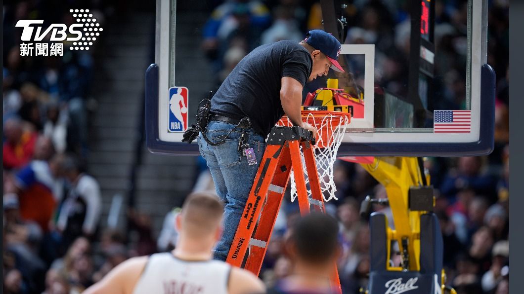NBA/威廉斯空中接力爆扣籃框失衡 比賽延宕近半小時