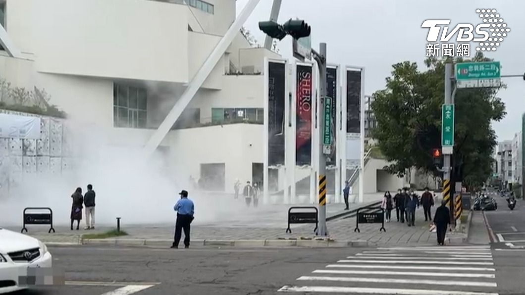 南美二館地景藝術「狂冒白煙」 館方:曾被誤會火燒厝了